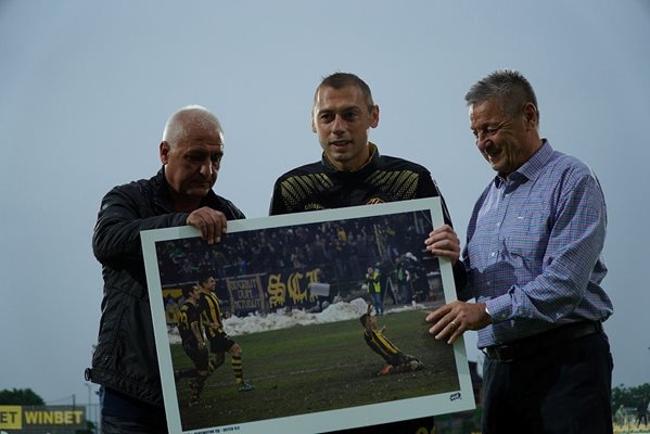 Атанас Пашев (вляво)  вкарва един от головете срещу германския колос