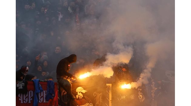 И това дерби не мина през димки и факли.

СНИМКА: ВЕЛИСЛАВ НИКОЛОВ