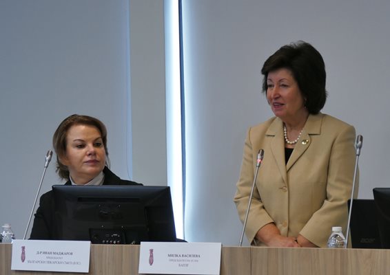 Милка Василева, председател на БАПЗГ (вдясно), обяви началото на национална кампания срещу агресията над медици. Подкрепа от името на лекарския съюз отправи д-р Нели Нешева.