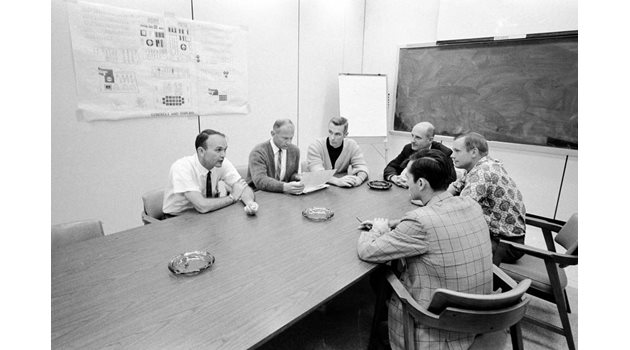 Астронавтите от "Аполо 10" се срещат с колегите си от "Аполо 11", за да им предадат опита си. (Отляво надясно: Майкъл Колинс, Бъз Олдрин, Юджийн Сърнан, Томас Стафорд, Нийл Армстронг и Джон Янг)
