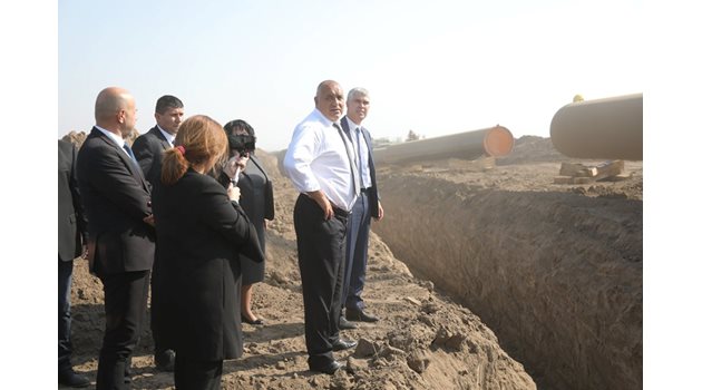 Премиерът Бойко Борисов инспектира полагането на тръбите за "Балкански поток" при Кнежа.