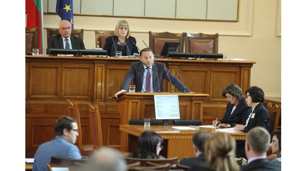 Илия Илиев на парламентарната трибуна през 2017 г.