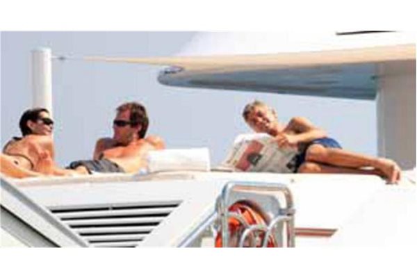 Джордж Клуни на яхта с Джулия Робъртс.