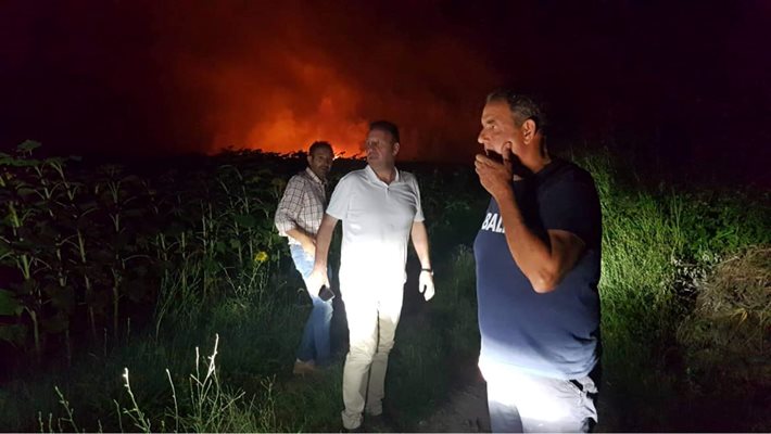 Хора от близките населени места с ужас гледат пламъците и експлозиите от падналия военен самолет край Кавала. Снимка: ФБ
