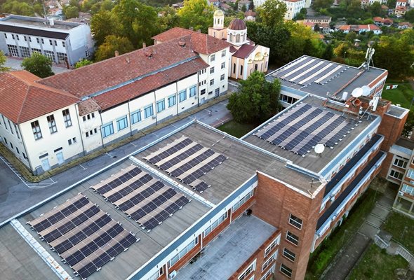 Върху Ректората на ВТУ са инсталирани соларни панели с мощност 130 kW.

Снимка: Великотърновски университет "Св.св. Кирил и Методий"