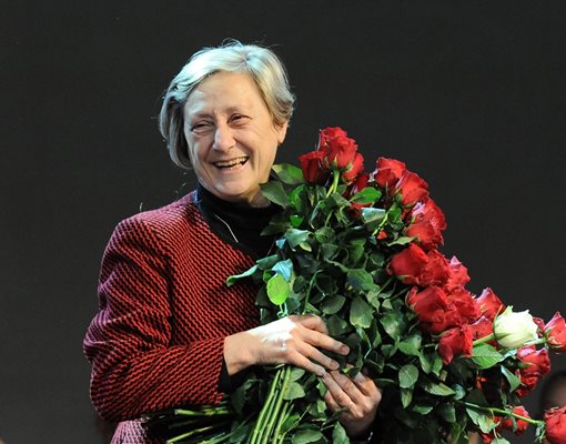Нешка Робева сияе на 70-годишния си юбилей с цветя, подарени й от една от най-малките гимнастички. Осем години по-късно пак сияе - заради новите "цветя" на българската художествена гимнастика. СНИМКА: ДЕСИСЛАВА КУЛЕЛИЕВА