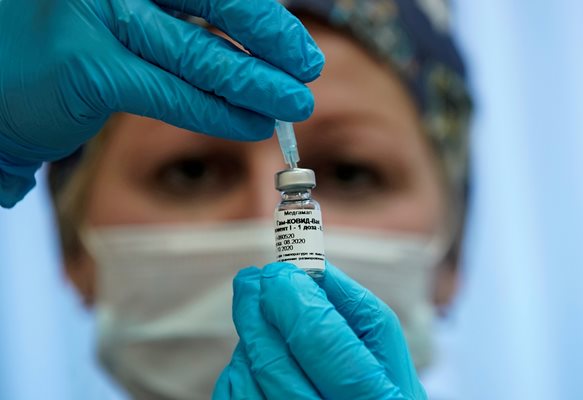 Още се събира информация за качеството, безопасността и ефективността на руските ваксини срещу COVID-19, каза комисар Кириакиду. Имало добри индикации първата ваксина да е налице в началото на следващата година, дори и по-рано. СНИМКА: РОЙТЕРС