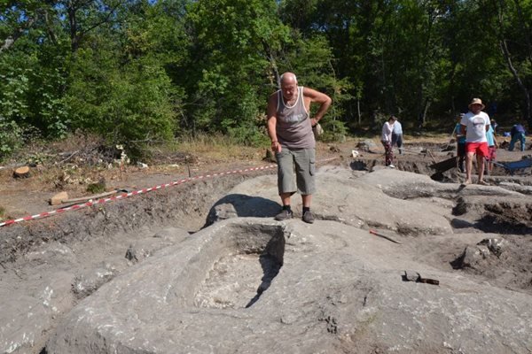 Археологът Николай Овчаров показва епископската гробница, разкрита в първите дни на разкопките на Перперикон.