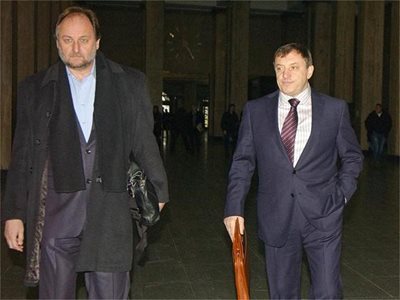 Соченият за лидер на"Октопода Алексей Петров пристига в съдебната зала с един от адвокатите си Васил Василев. 
СНИМКИ: ГЕРГАНА ВУТОВА 
