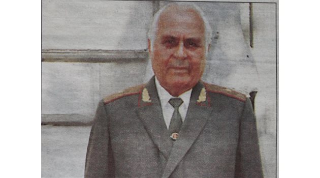 ПРЕТЕНДЕНТ: Самозваният Леваневски - Дмитрий Калоянов, позира в съветска генералска униформа.