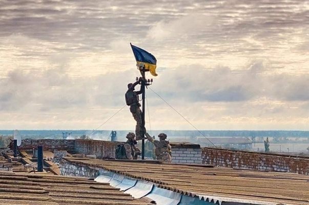 Украински войници, издигащи знамето на страната над селище в южната Херсонска област СНИМКА: Фейсбук/Кирило Тимошенко