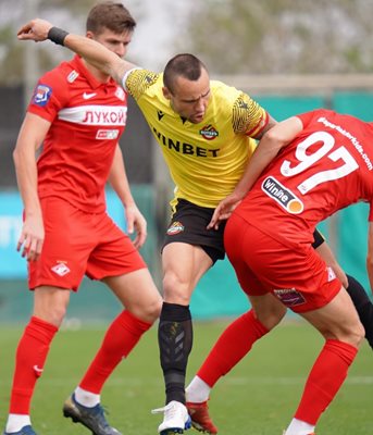 Капитанът на "канарчетата" Виктор Генев се бори с двама противникови футболисти.