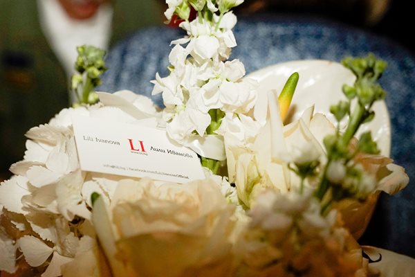 Лили Иванова изпрати красиви бели цветя.