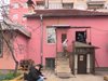 „Розовата къща“ приютява десетки зависими дневно, сега е застрашена от затваряне