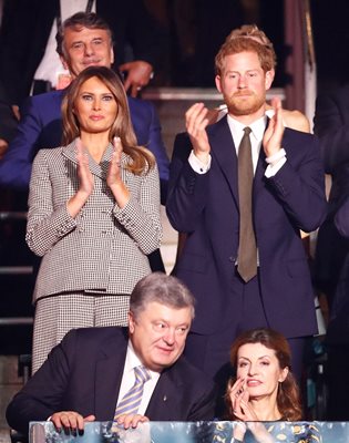 Съпругата на Доналд Тръмп се присъедини във ВИП ложата към британския принц Хари СНИМКИ: РОЙТЕРС