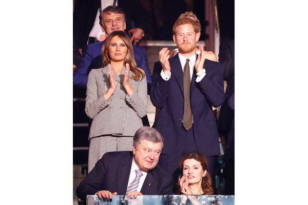 Съпругата на Доналд Тръмп се присъедини във ВИП ложата към британския принц Хари СНИМКИ: РОЙТЕРС