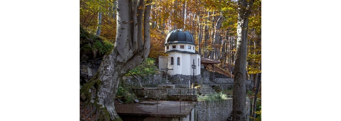 Лековита вода от аязмото лекува мнозина вярващи миряни