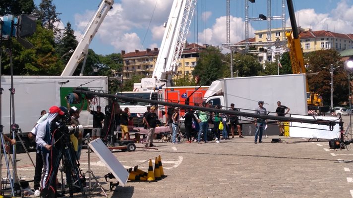 Снимачният екип е от българи, които са работили по едни от най-големите продукции на "Ню Бояна"