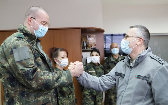 Полковник Димо Димов, заместник-началник на ВМА по войсковото медицинско осигуряване (вдясно)