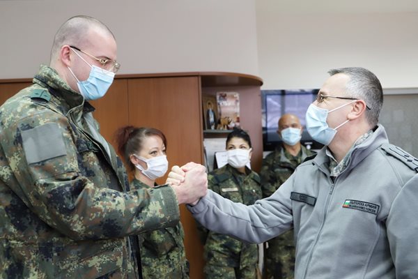 Полковник Димо Димов, заместник-началник на ВМА по войсковото медицинско осигуряване (вдясно)