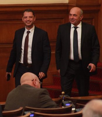 Делян Добрев и Георги Станков (вдясно) в парламента