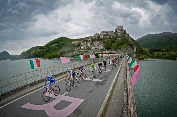Мост с надпис "Турано поздравява Ил Джиро" (колоездачната обиколка на Италия).