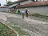 В силистренско село сами пълнят уличните дупки (Снимки)
