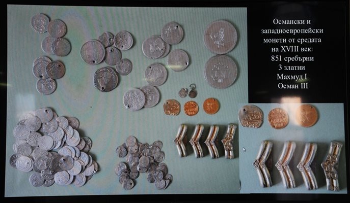 Сребърните и златните монети, открити в крепостта Агатополис.
