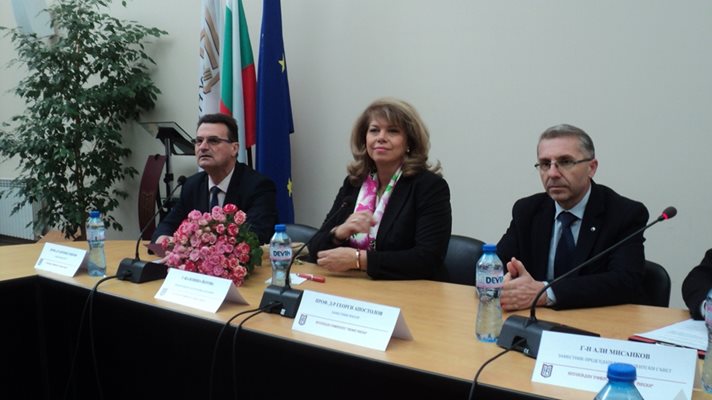 Вицепрезидентът Илияна Йотова на среща в ЮЗУ "Н. Рилски".
