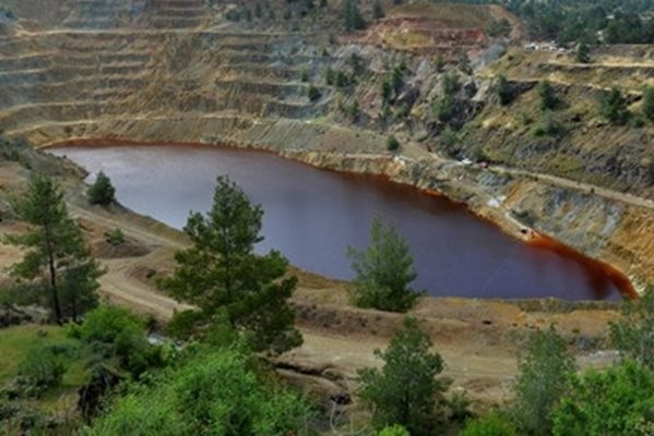 Кървавочервеното езеро Мицеро, близо до столицата Никозия. То е силно токсично, тъй като наблизо има изоставена мина. Снимки: Ройтерс