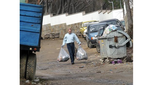 ОТПАДЪЦИ: Контейнерите около дома на Доган преливат от боклуци.