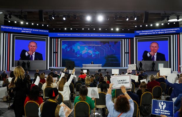 Разстоянието от масата, на която седеше Путин, и местата за журналистите бе близо 20 метра.

