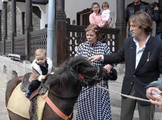 14 март 2008 г. Малкият Симеончо посрещна първия си рожден ден в Царска Бистрица. Получи като подарък пони. 
СНИМКА: “24 ЧАСА”