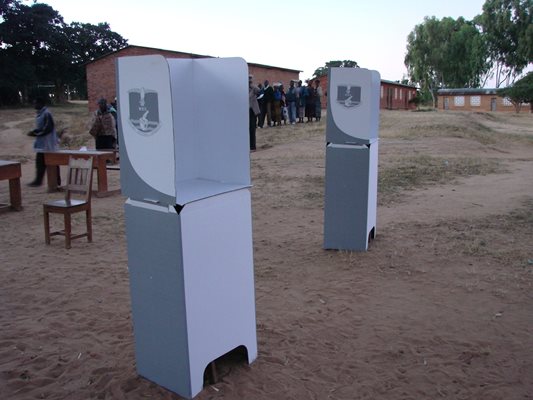 Параваните за гласуване в Малави са по-луксозни - от шперплат, но избирателната секция е на открито.