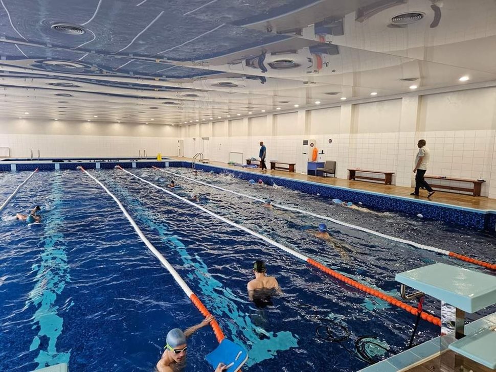 Ученици тренират в ремонтирания по “Българските добродетели” басейн в СУ “Хр. Ясенов” – Етрополе.