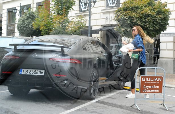 Влиза в колата му след кратък пазар