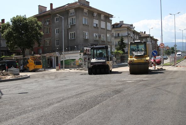 Все още има валяци на обекта и кипи офанзива.