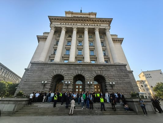 Младежите от ДПС около Пеевски и ДПС около Доган пазеха входовете на ЦИК, за да може формацията им първа да подаде документи за изборите.