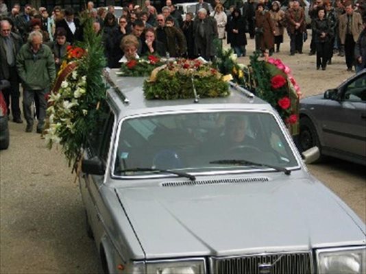 Десетки близки и колеги дойдоха вчера на погребението на застреляния търновски адвокат Петър Лупов. 