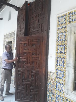 Вратите в старите къщи в Казба са двойни - в зависимост дали гостът отива пеша, или с кон.