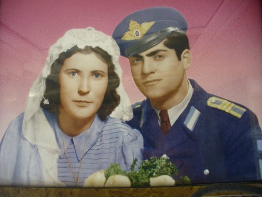 Трифон Ковачев се оженил за любимата си Пенка през лятото на 1945 г. във военна униформа.