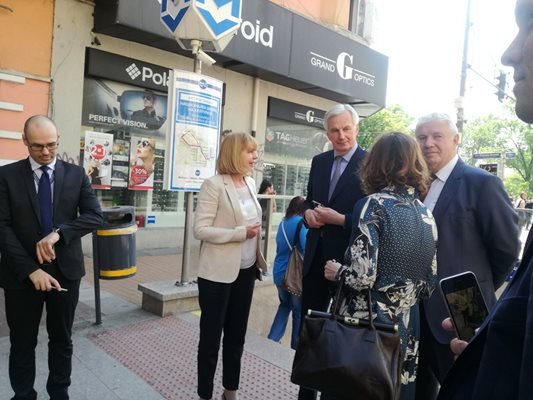 Столичният кмет Йорданка Фандъкова и шефът на “Метрополитен” ЕАД проф. Стоян Братоев показват метрото на еврокомисаря Мишел Барние.