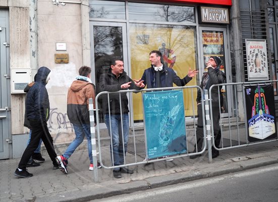 Актьори с парти на тротоара