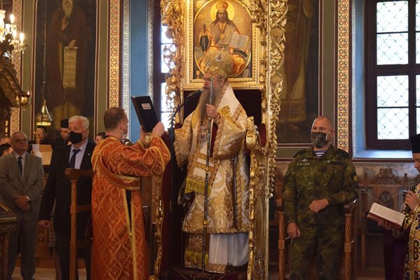 Здравко Димитров и ген. Явор Матеев присъстваха на литургията. 