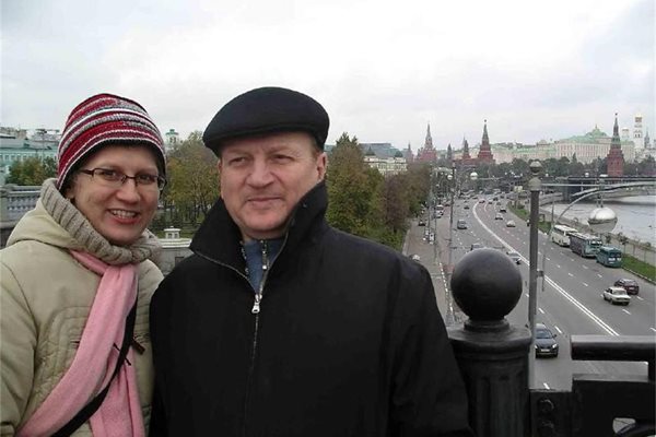 Цветана от Австралия и баща й Виктор в Москва, щастливи, че са намерили братовчедка си Дияна от Пловдив след повече от 40 г. раздяла. 
СНИМКИ: АТАНАС КЪНЕВ, АТАНАСКА КОСТОВА И ЛИЧЕН АРХИВ