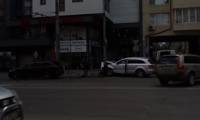 Катастрофа на булевард "Дондуков". На снимката се вижда вдясно виновното волво.