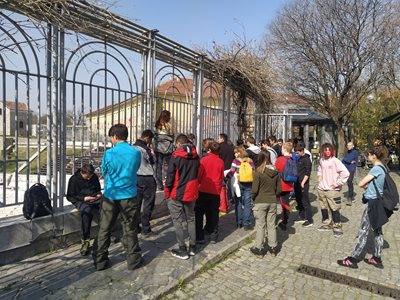 Група туристи разглеждат през металната ограда Античния театър в Пловдив. Снимки: "24 часа".