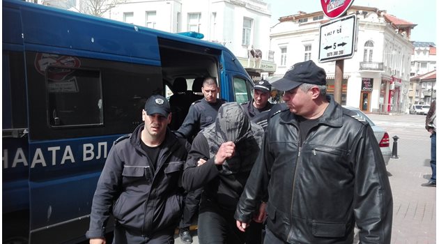 Полицията отвежда шурея на Митьо Очите Христос Янулис и неговия авер
