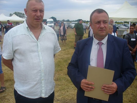 Земеделският министър Иван Иванов /вдясно/ и председателят на Националната асоциация на зърнопроизводителите Костадин Костадинов