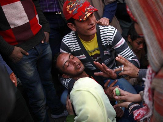 Протестиращ е припаднал по време на протестите в Египет на площад Тахрир
Снимки Ройтерс